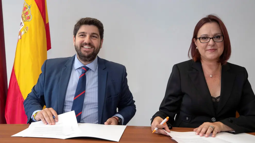 Firma del acuerdo entre Fernando López Miras e Isabel Franco.