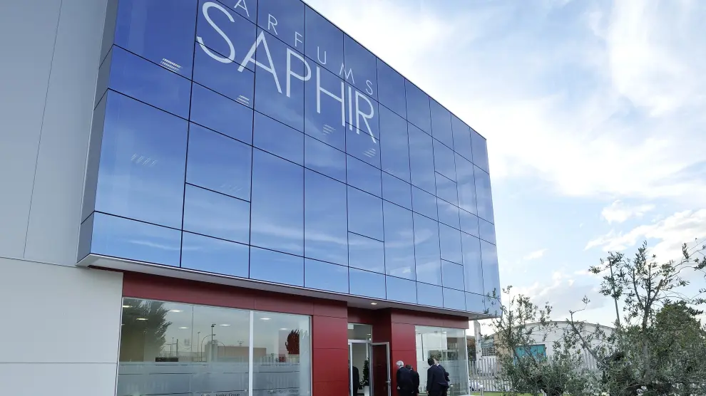 La central de Grupo Saphir Parfums está situada en el polígono de Malpica, Zaragoza.