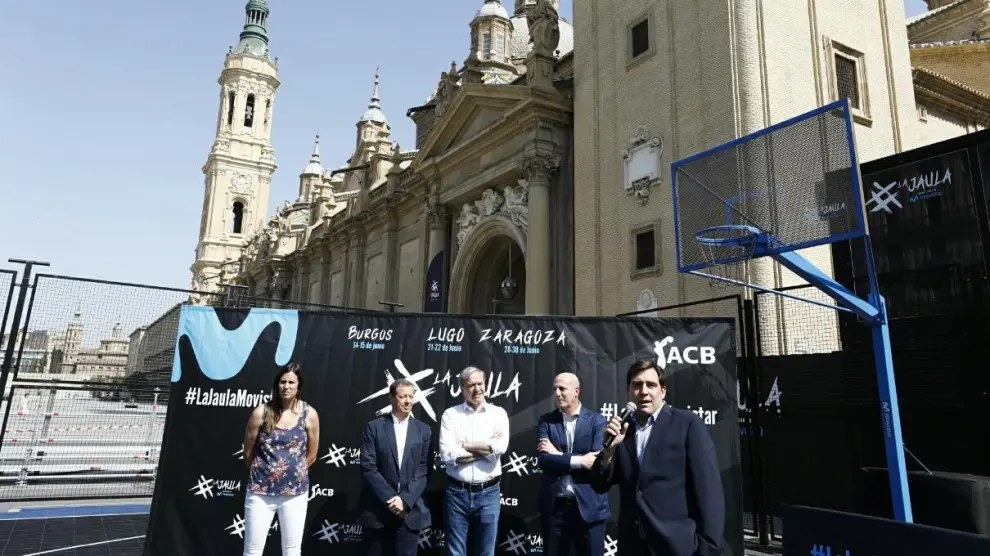 Presentación de La Jaula Movistar ACB en la plaza del Pilar de Zaragoza