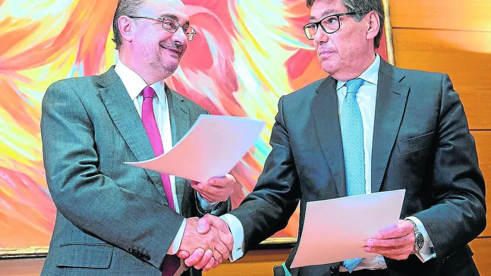 Javier Lambán (PSOE) y Arturo Aliaga (PAR), durante la firma del acuerdo.