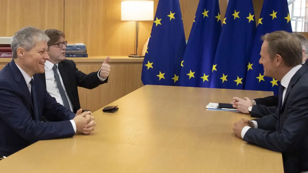 El consejero europeo Donald Tusk se reune con Guy Verhofstadt y Daclan Ciolos en la cumbre europea especial en Bruselas.