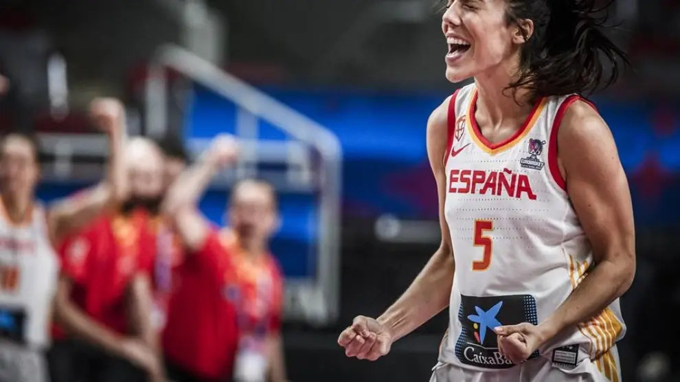 Cristina Ouviña celebra con rabia una canasta en el Eurobasket.