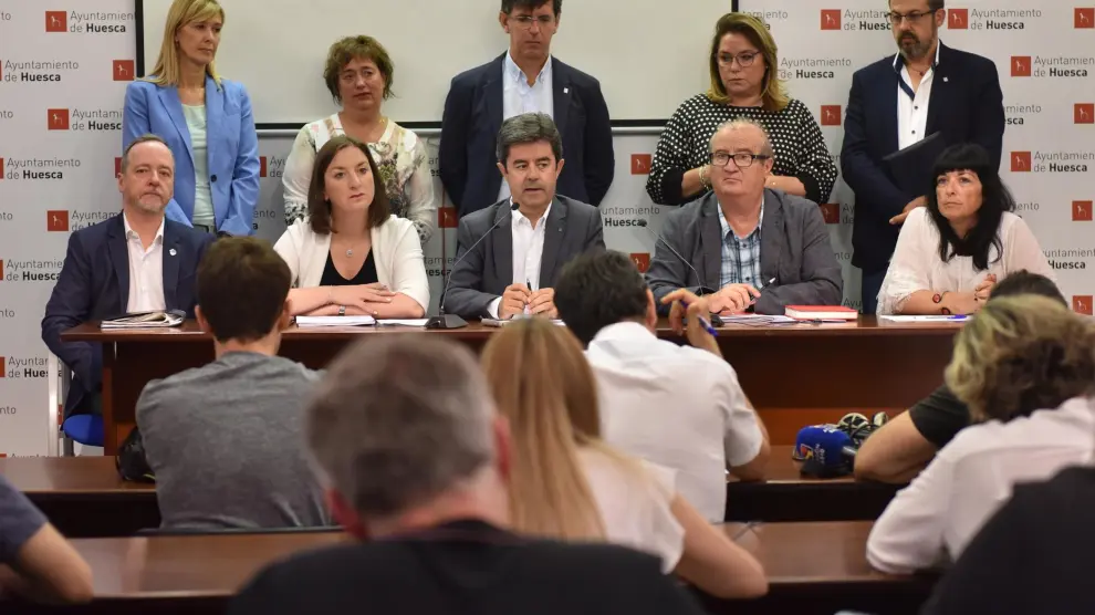 El alcalde de Huesca, Luis Felipe, rodeado por el resto de concejales socialistas.
