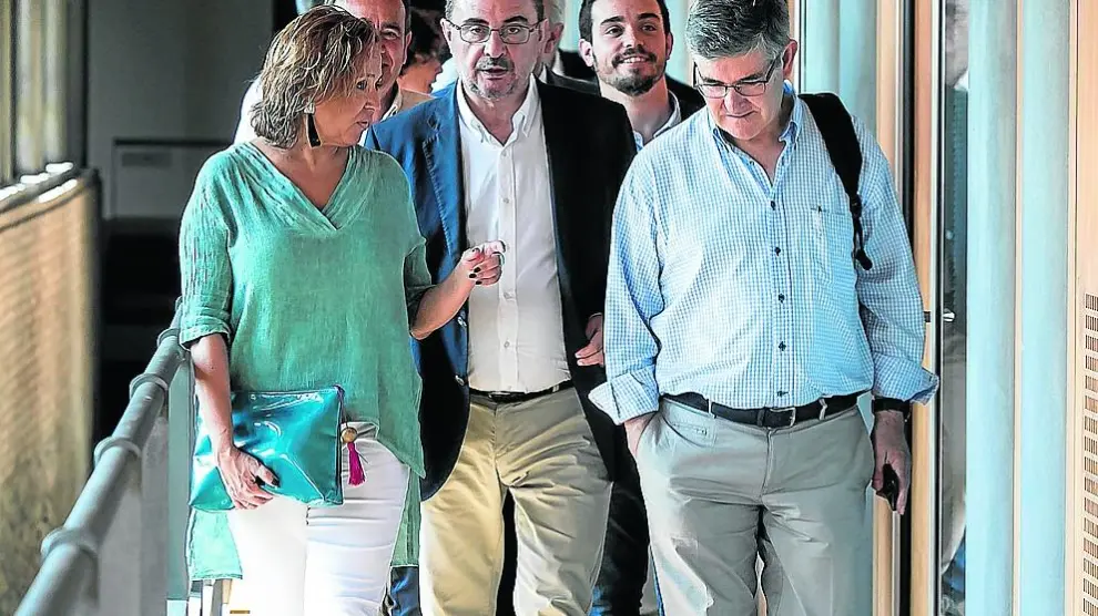 En primera fila, Mayte Pérez, Javier Lambán y Vicente Guillén se dirigen a la primera reunión del grupo socialista en las Cortes.