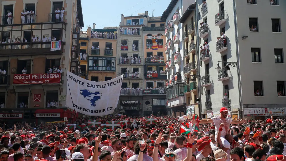 Revellers gather before to attend the firing of 'chupinazo' which opens the San Fermin festival in Pamplona Spain, July 6, 2019. REUTERS/Jon Nazca [[[REUTERS VOCENTO]]] SPAIN-CULTURE/BULLS-CHUPINAZO