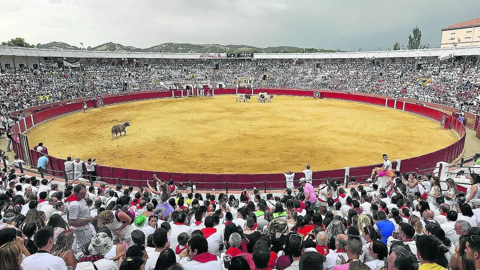 Una plaza de toros a rebosar de peñistas y jóvenes disfrazados, durante la tradicional merienda del domingo de La Vaquilla.
