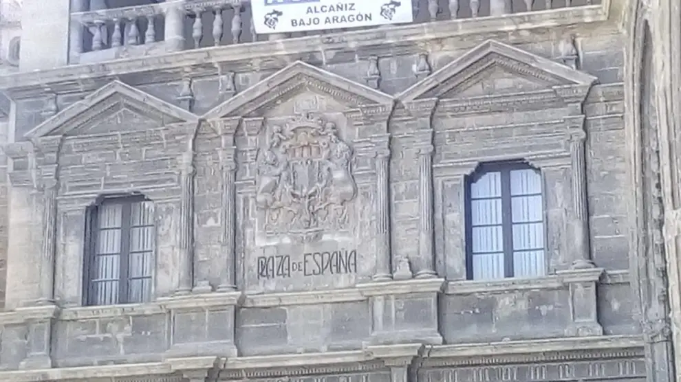Fachada del Ayuntamiento de Alcañiz tras haber aprobado por unanimidad la adhesión al manifiesto de Teruel Existe Bajo Aragón.