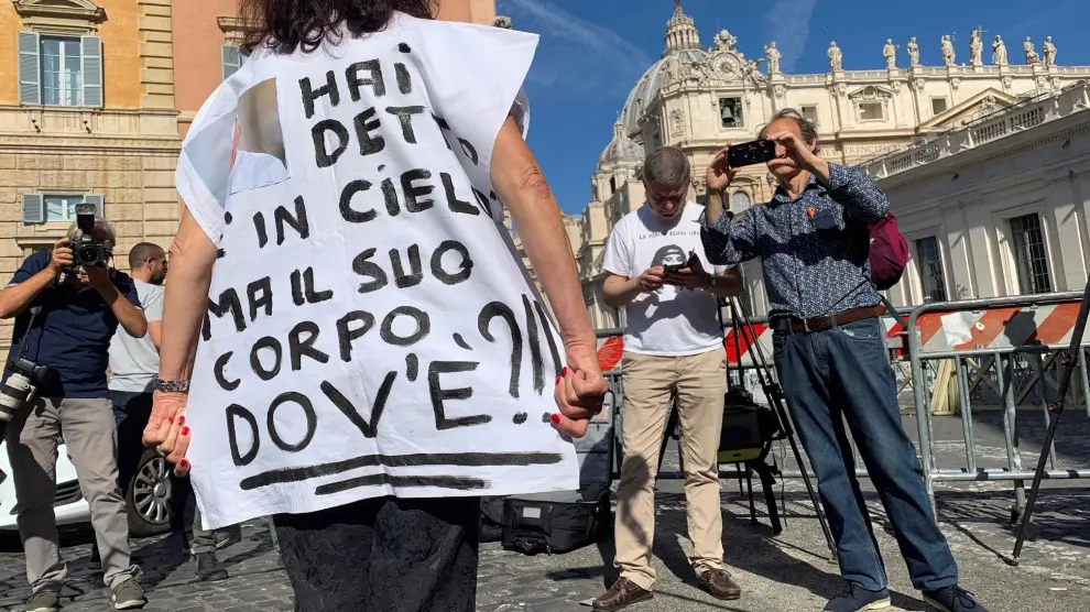 Una mujer se manifiesta junto al Vaticano, con motivo de la apertura de dos tumbas para buscar los restos de Emanuela Orlandi