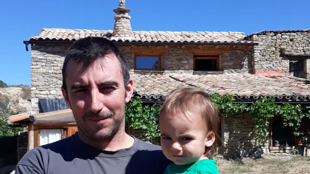 Iñaki Navarro y su hijo Gadiel, en los alrededores de su casa.