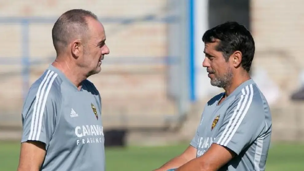 Víctor Fernández dialoga con su segundo, José Luis R. Loreto, en el entrenamiento matinal del Real Zaragoza, este viernes en la Ciudad Deportiva.
