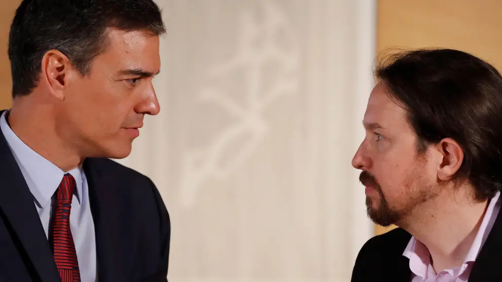 El presidente del gobierno Pedro Sánchez (i) y el líder de Podemos Pablo Iglesias, durante la nueva ronda de consultas