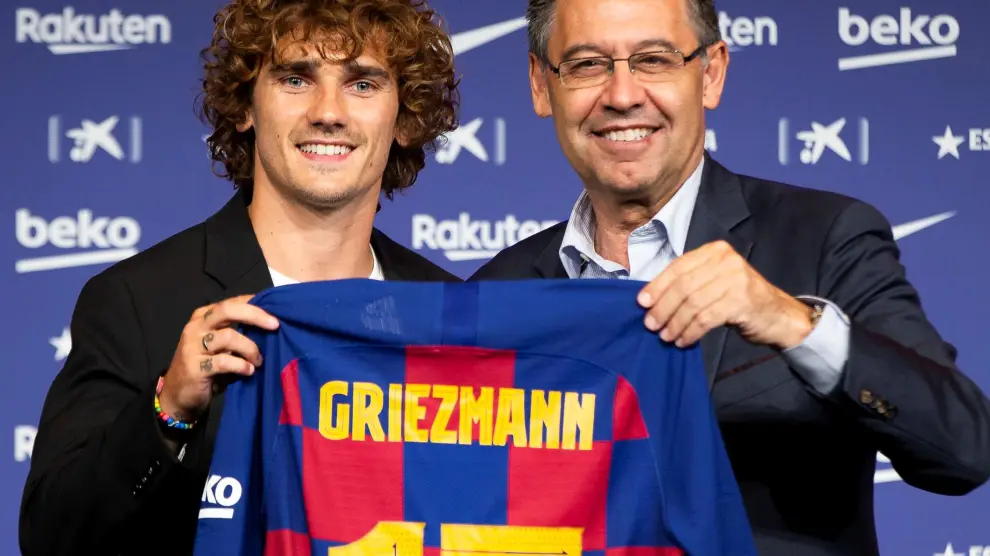 Antoine Griezmann y Josep Maria Bartomeu en la presentación del nuevo jugador del FC Barcelona.