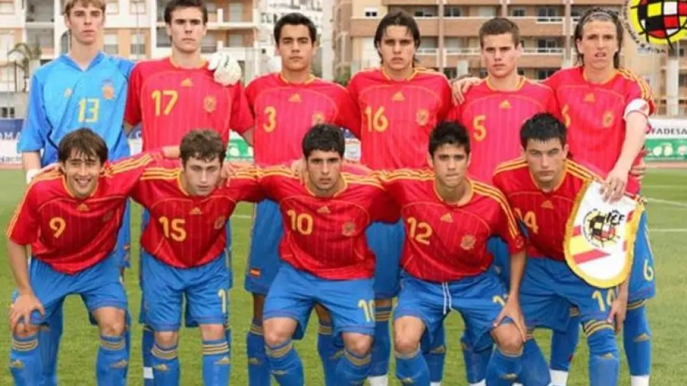 Atienza, con el 17 junto al portero De Gea, en su época de internacional con España sub-17.
