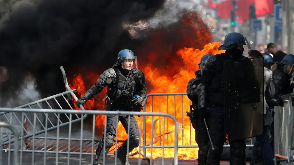 Enfrentamientos entre Policía y manifestantes en París el día de fiesta nacional de Francia.