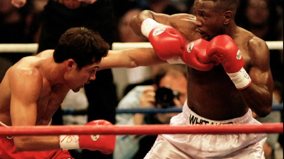 FILE PHOTO: Oscar De La Hoya (L) lands a punch to the body of Pernell Whitaker during their WBC Welterweight Championship fight in Las Vegas, April 12 1997. De La Hoya won the 12 round bout by unanimous decision to claim the championship. R. Marsh Starks/Reuters/File Photo [[[REUTERS VOCENTO]]] BOXING-WHITAKER/
