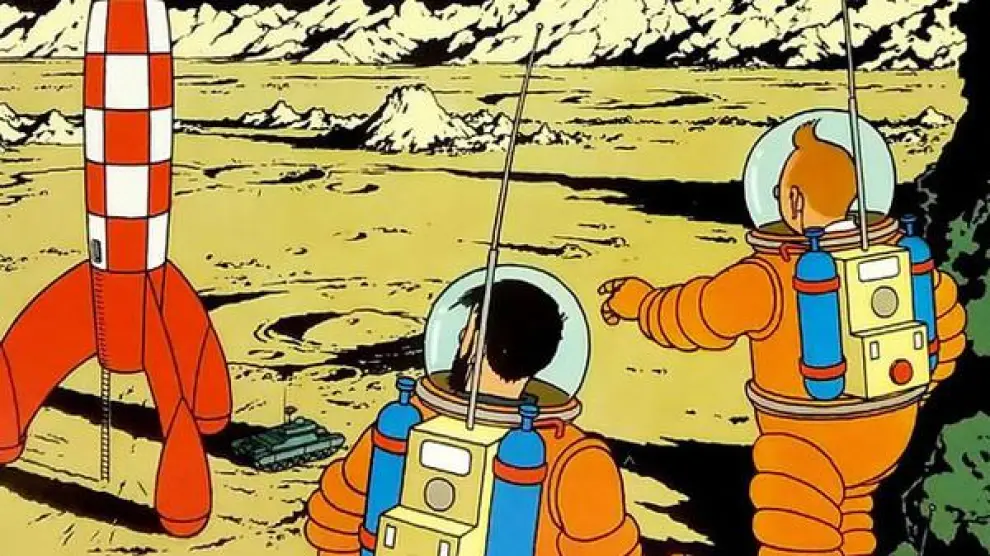 El álbum de Tintin 'On a marché sur la Lune' se publicó entre 1952 y 1954, quince años antes del alunizaje. Para crear esta aventura de la manera más realista posible, Hergé llevó a cabo una extensa investigación sobre la posibilidad de viajes espaciales humanos.