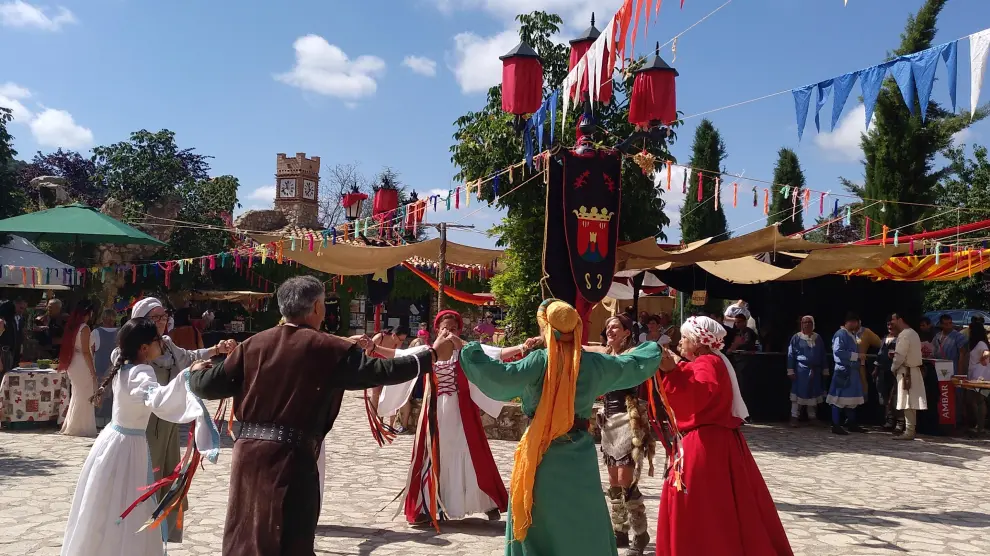 Danzas medievales en la plaza de Anento.