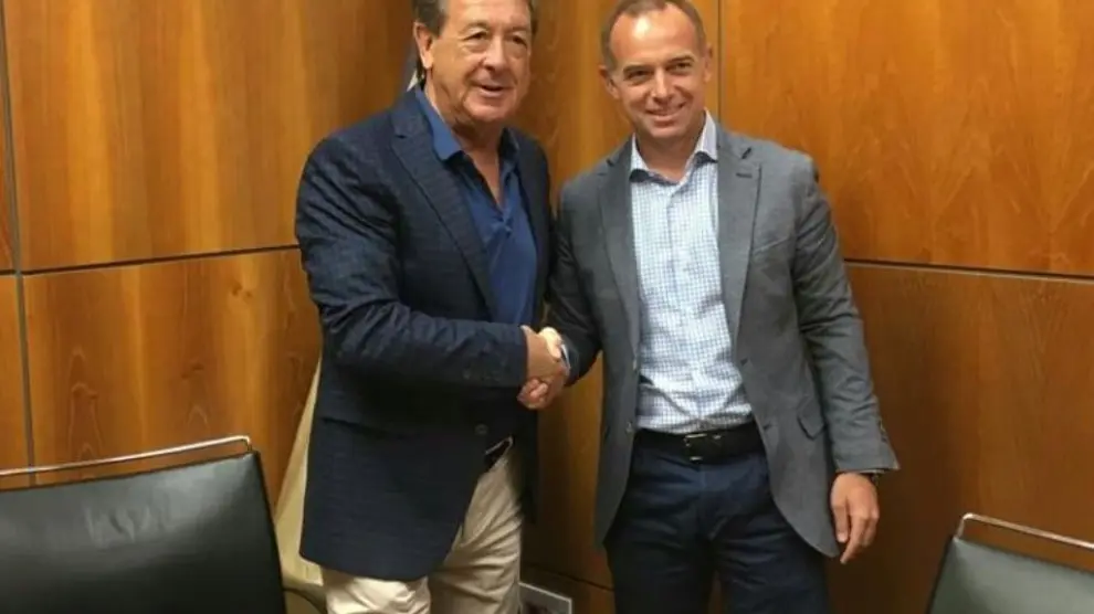 Jesús Navarro (izda.) y Christian Lapetra, presidentes del CD Ebro y del Real Zaragoza, respectivamente, tras la firma del acuerdo en las oficinas zaragocistas en La Romareda.