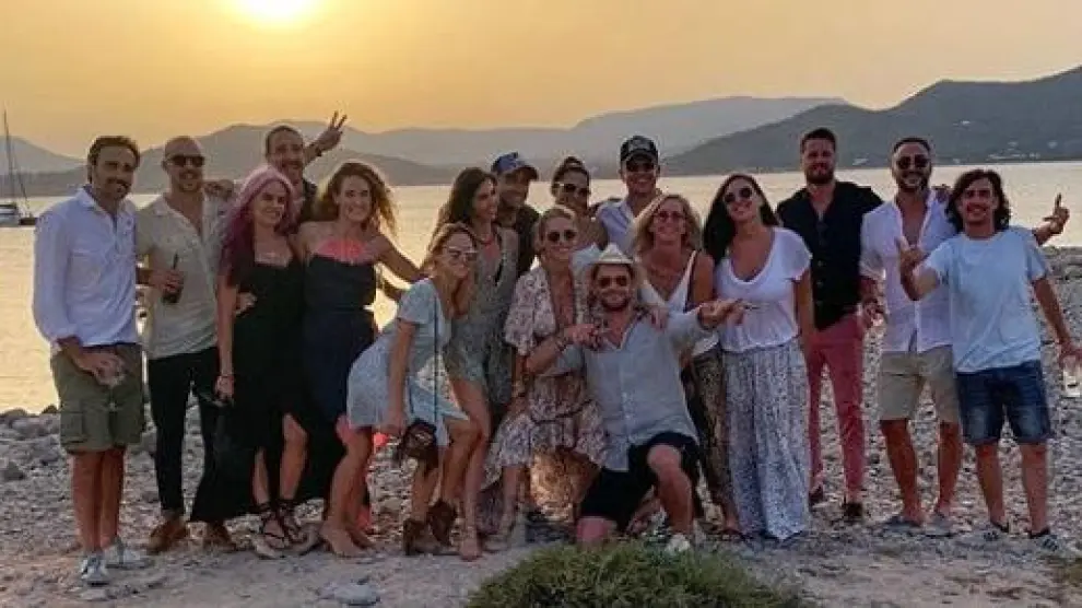 Pataky y Hemsworth, en el centro, celebran su cumpleaños en Ibiza.