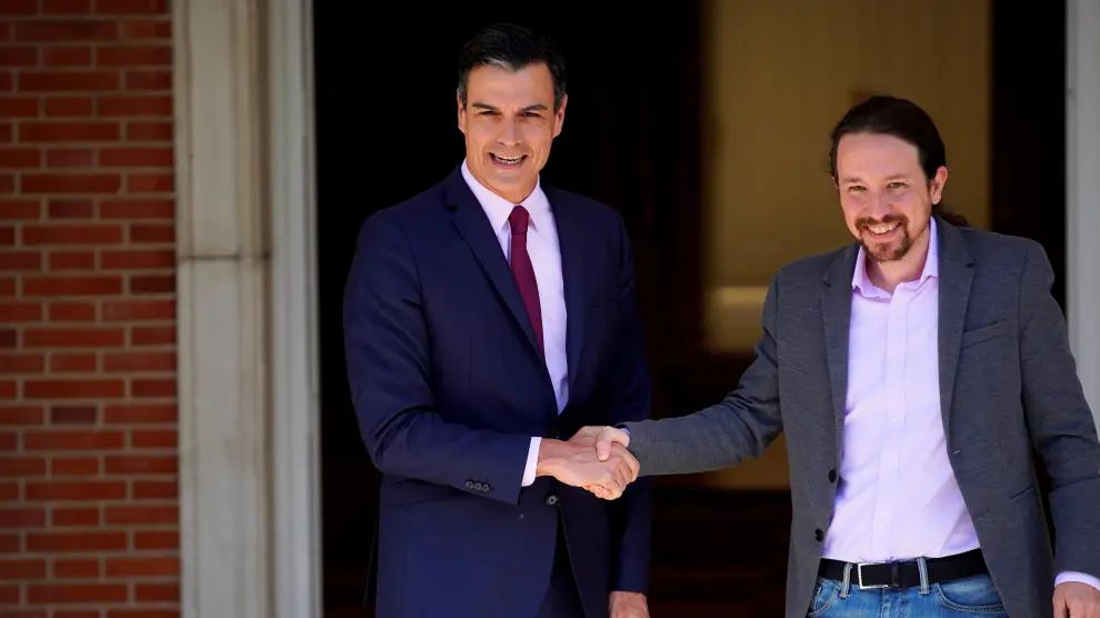 Pedro Sánchez se estrecha la mano con Pablo Iglesias durante su encuentro en La Moncloa.