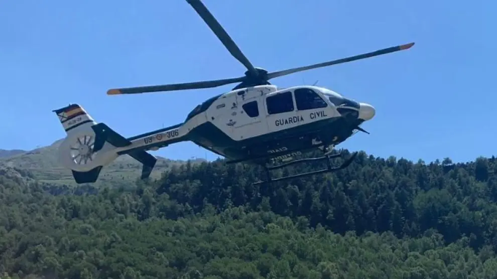 El helicóptero de la Guardia Civil durante uno de los operativos de rescate de este fin de semana.