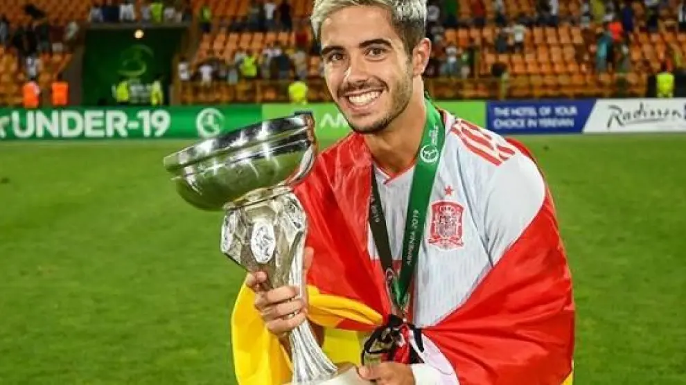 Álvaro Sanz, con la medalla y el trofeo de campeón de Europa sub-19.