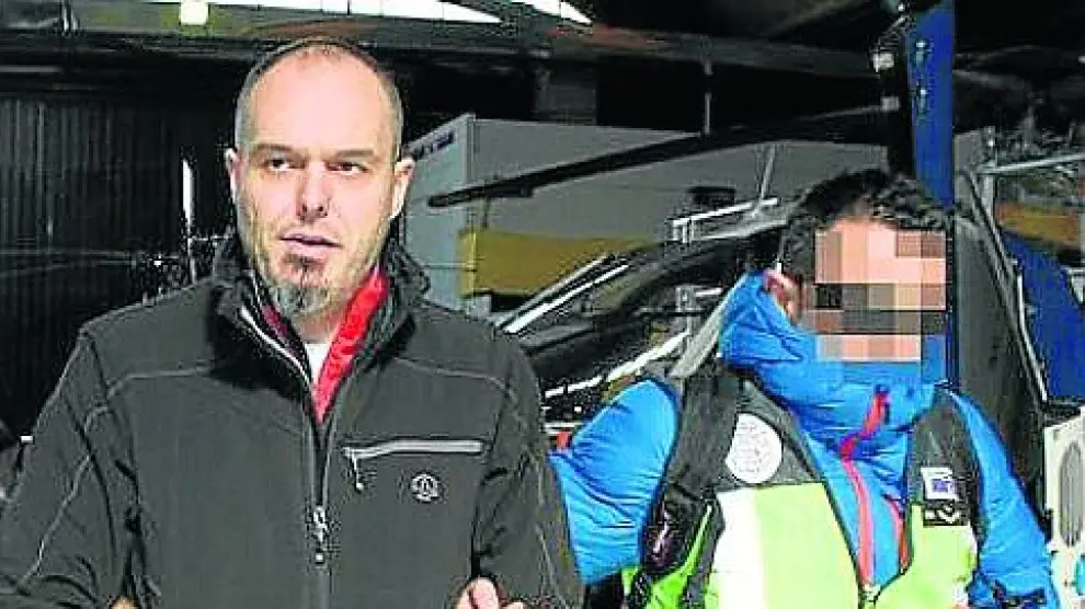 Mikel Carrera Sarobe, alias Ata, conducido por un policía, en una foto de archivo. Ahora está en una cárcel del sur de Francia.