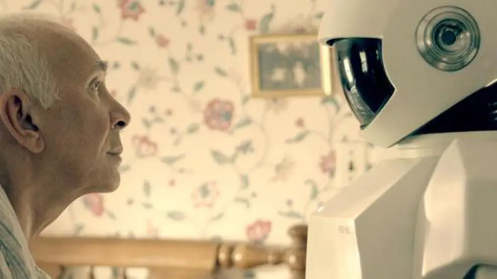 Fotograma de la película 'Robot & Frank' (2012). Las personas tratan a los robots como seres vivos pese a saber que son máquinas.