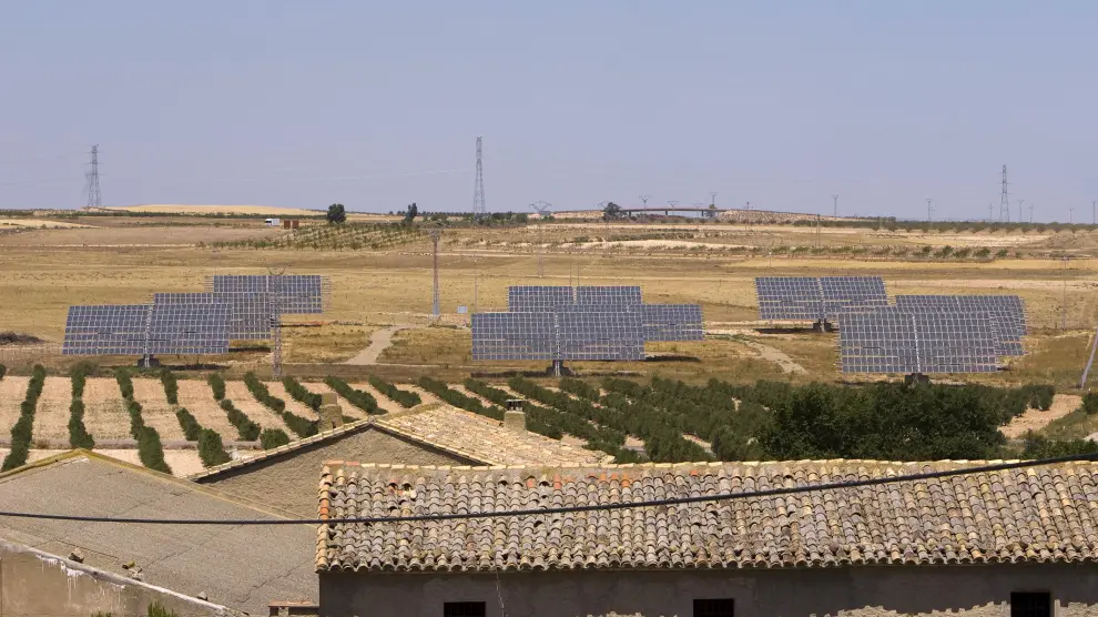 Imagen de archivo de una planta fotovoltaica en los montes aragoneses.