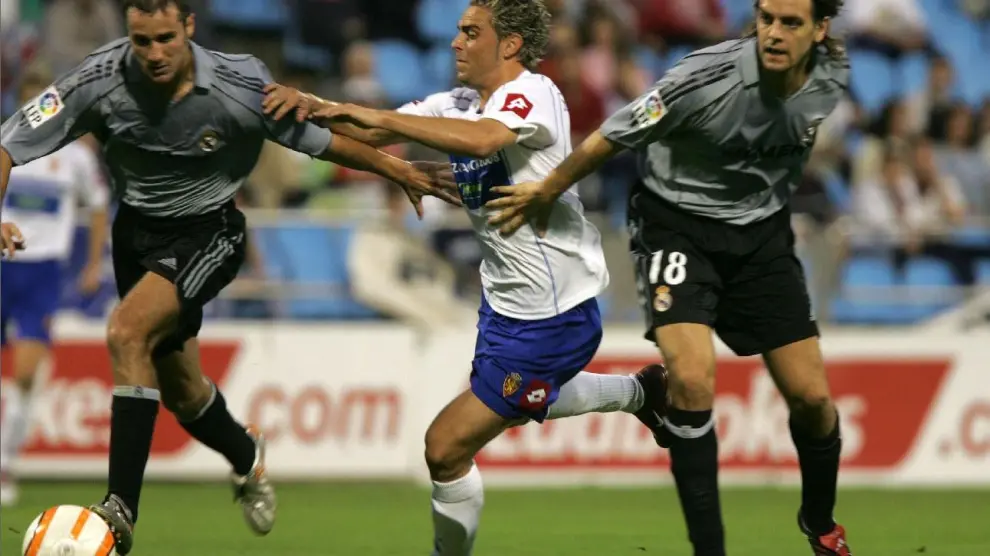 El zaragocista Sergio García intenta superar en el área a los centrales del Real Madrid, Iván Helguera y el inglés Woodgate, en el Trofeo Ciudad de Zaragoza-Memorial Carlos Lapetra de 2005 (2-2 y victoria por penaltis de los aragoneses).