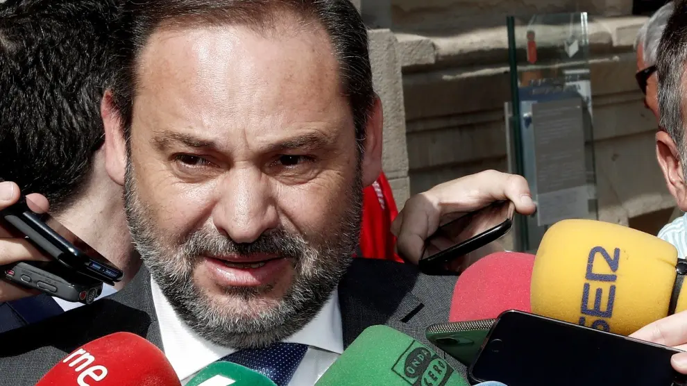 El ministro de Fomento, José Luis Ábalos, atiende a los medios a su llegada al acto de investidura de Chivite, en Navarra.