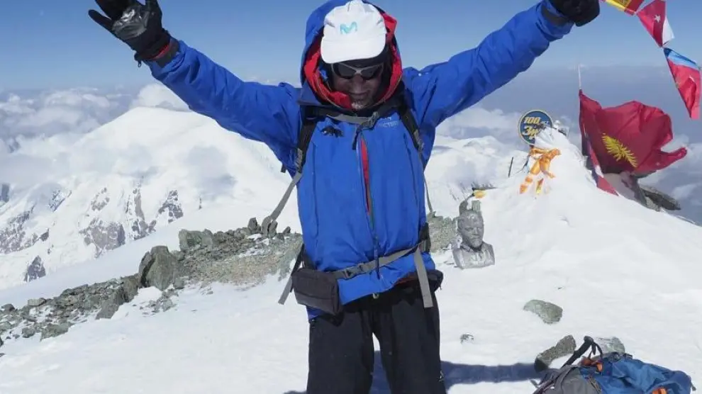 El alpinista español de 80 años Carlos Soria, tras coronar el pico Lenin (Kirguistán)