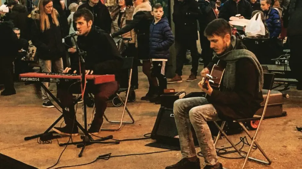 El músico aragonés Andrés S. Macnamara junto a otro zaragozano tocando en las calles de Dublín.