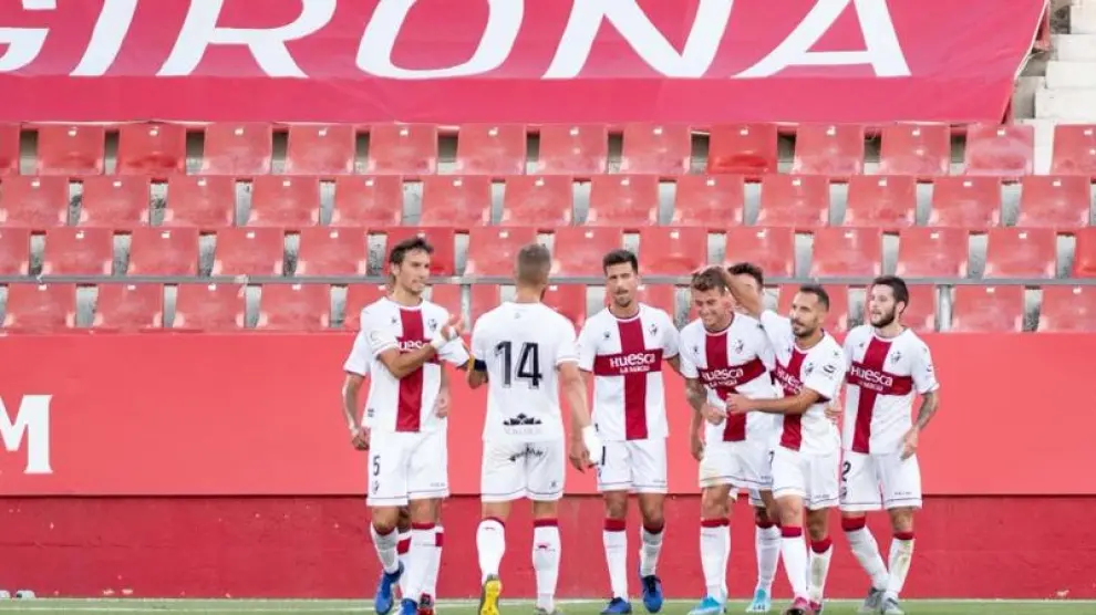 Los jugadores de la SD Huesca celebran uno de los dos goles de Raba ante el Girona.