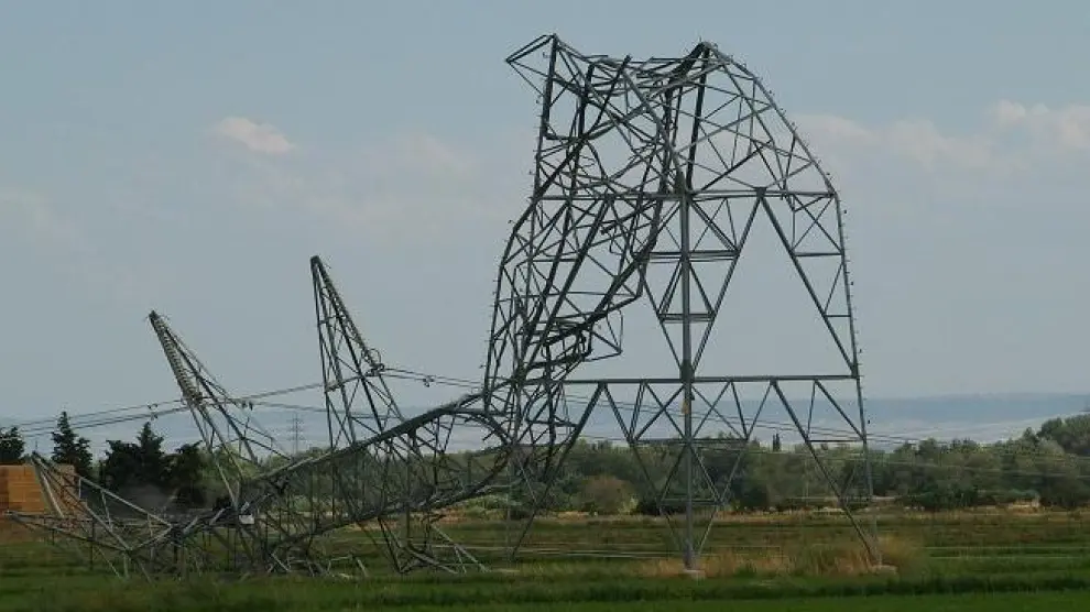 Una de las 23 torres eléctricas derribadas en Tauste, totalmente dobladas.