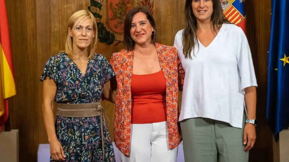 La judoca Ana Belén Fernández, con la vicealcaldesa Sara Fernández y la concejala de deportes, Cristina García