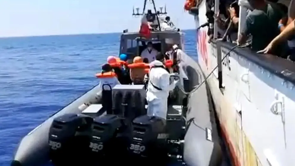 El barco del Open Arms con los inmigrantes a bordo.