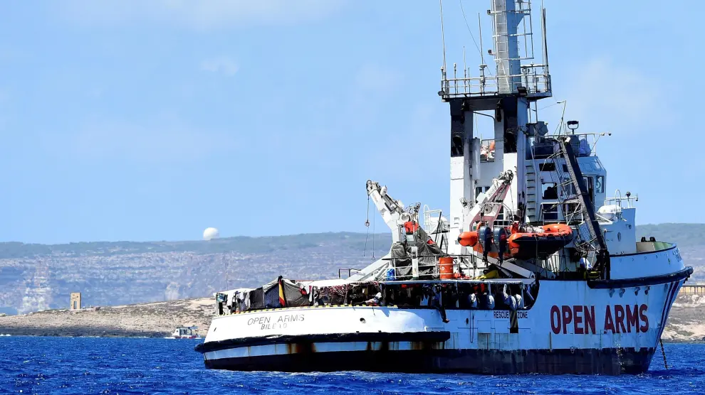 El barco de Open Arms frente a la isla de Lampedusa.
