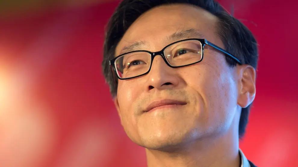 Shenzhen (China).- (FILE) - Joe Tsai, Alibaba group vice chairman, smiles during a press conference ahead of the 2016 Alibaba Group 11.11 Global Shopping Festival in Shenzhen, Guangdong Province, China, 10 November 2016 (reissued 16 August 2019). According to media reports, Alibaba group vice chairman Joe Tsai will purchase the Brooklyn Nets NBA basketball team, and their arena, the Barclays Center, for around 3.5 billion US dollar. (Baloncesto, Nueva York) EFE/EPA/STR Alibaba group vice chairman Joe Tsai to buy New Yrok Nets and Barclays arena