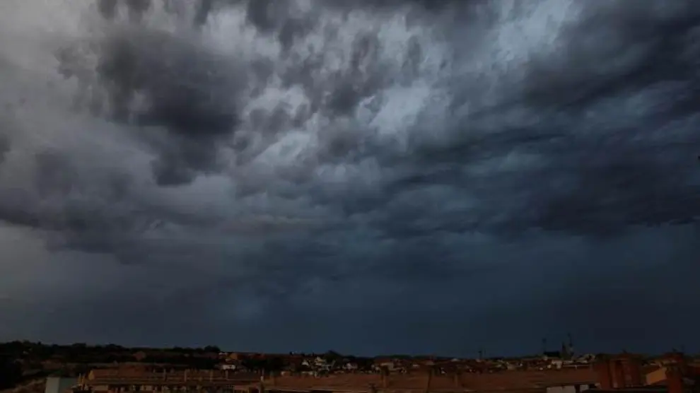 Espectacular imagen de un cielo amenazando tormenta este lunes por la tarde en Barbastro.