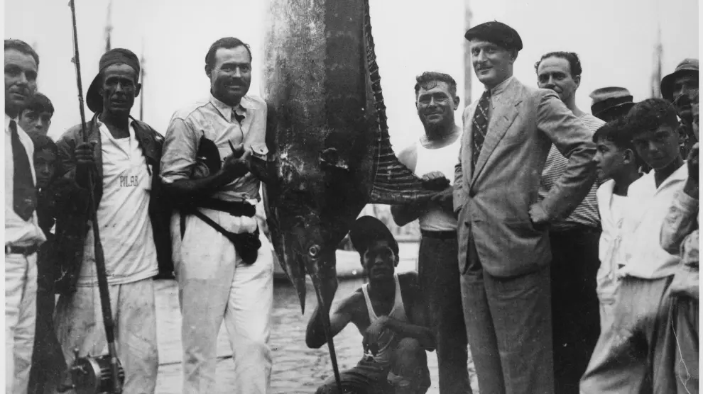 Ernest Hemingway y Sidney Franklin -a la derecha- en el puerto de La Habana, en 1934
