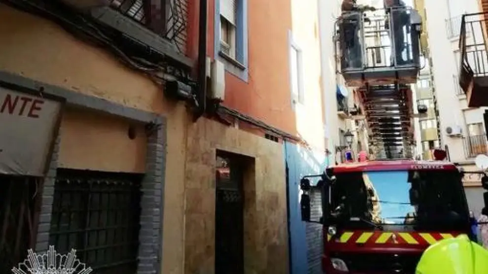 Intervención de los bomberos ayer en la calle de Mariano Cerezo para rescatar a una joven que se había encaramado a un balcón.