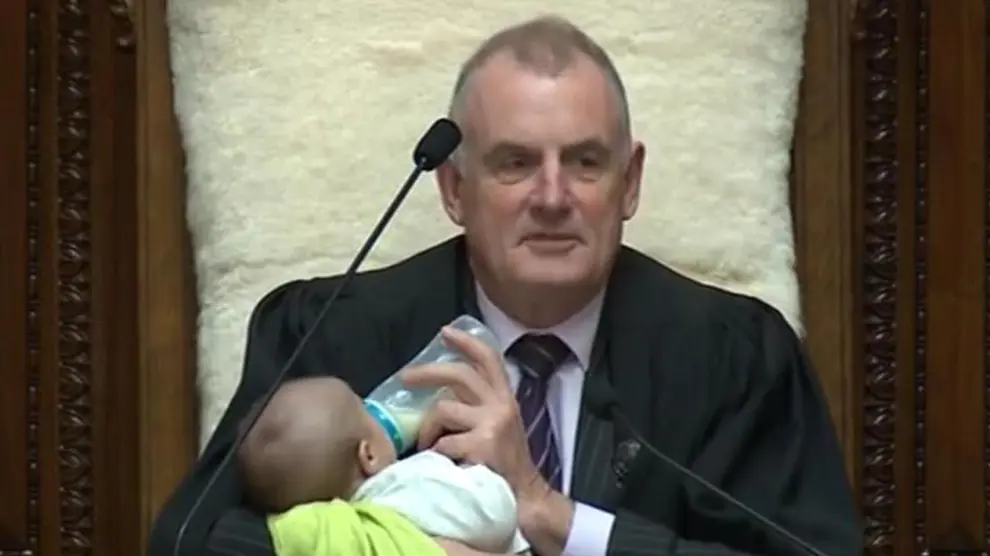 Trevor Mallard, dando el biberón a su hijo durante una sesión parlamentaria.