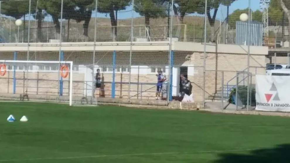 Verdasca (de blanco y con gorra) se abraza con Kagawa a la salida del vestuario del Real Zaragoza, este jueves en la Ciudad Deportiva, antes de partir hacia Israel, su nuevo destino.