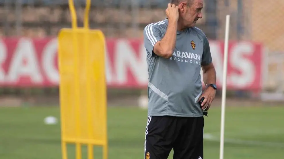 Víctor Fernández se rasca la nuca durante el entrenamiento del equipo en la Ciudad Deportiva.