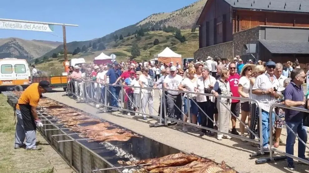 Los visitantes han guardado fila pacientemente para degustar el Ternasco de Aragón asado al espeto.