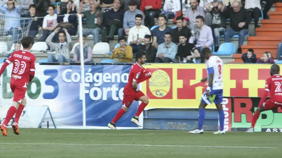 Imagen del último Ponferradina-Real Zaragoza, en mayo de 2016. Ángel, delantero zaragocista, celebra el 1-1 que llegó a final del partido para evitar la derrota aragonesa. Con él, se ve a Ortí y Diamanka; y al local Camille.