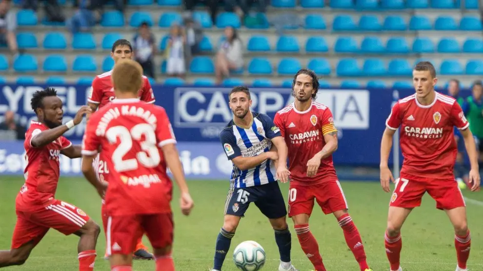 Nieto, a la derecha de la imagen; Javi Ros; detrás, Grippo; Igbekeme y Kagawa (de espaldas), rodean a Nacho Gil en un lance del Ponferradina-Real Zaragoza de este domingo.