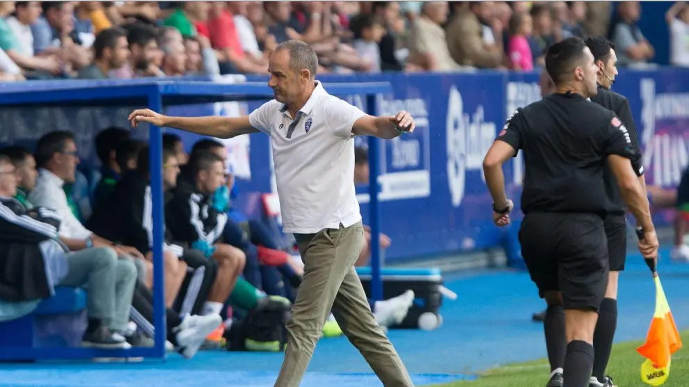 Víctor Fernández, con un gesto de enfado y cierta desesperación durante la recta final del partido del Real Zaragoza en Ponferrada este domingo.