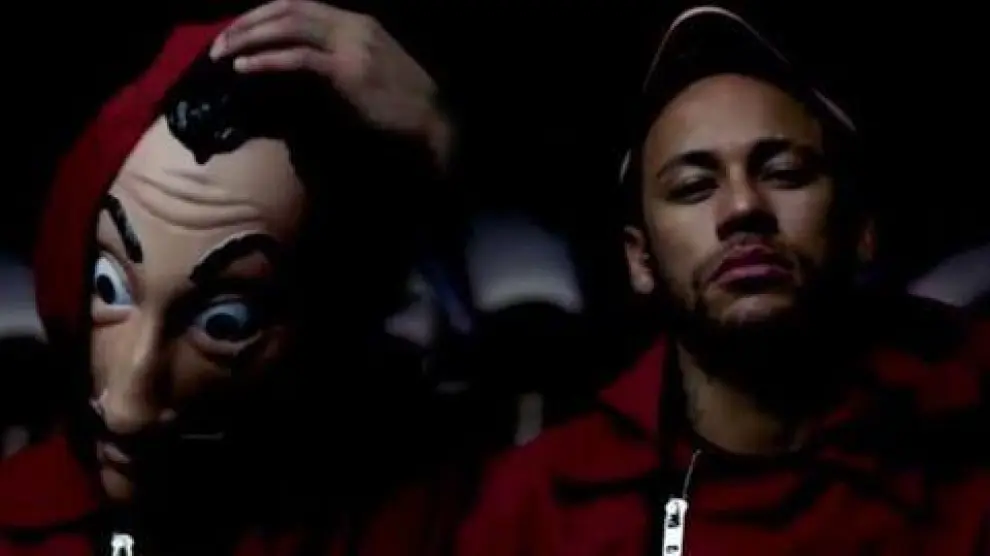 Neymar en dos fotogramas de una escena de la serie